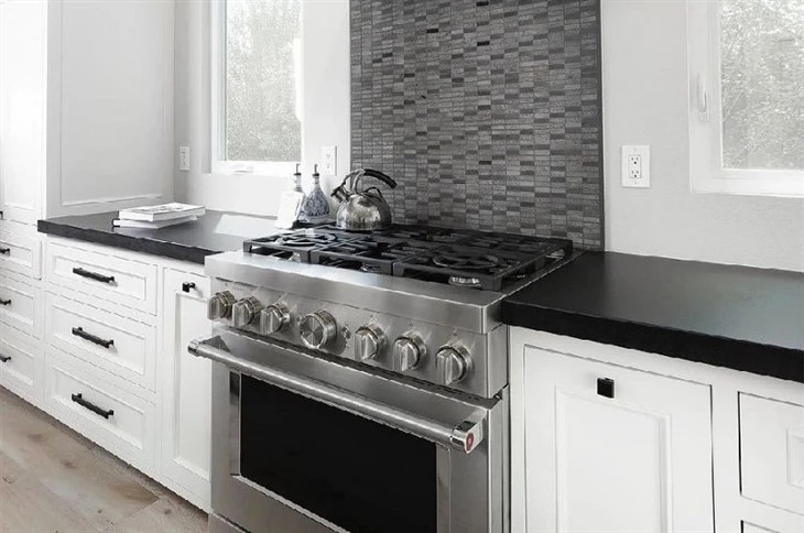 Absolute-Black-Granite-for-Kitchen-Bathroom-Slab-Tile.webp (5)(001)