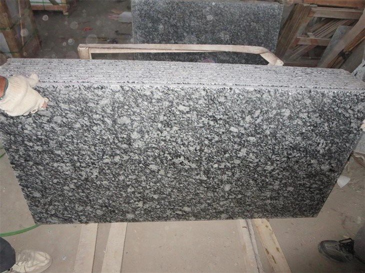 Polished-Natural-Spray-White-Granite-Tiles-for-Interior-Flooring-and-Walling.webp (2)