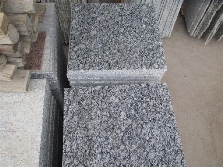Polished-Natural-Spray-White-Granite-Tiles-for-Interior-Flooring-and-Walling.webp (4)